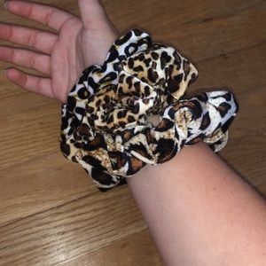 Leapord scrunchies
